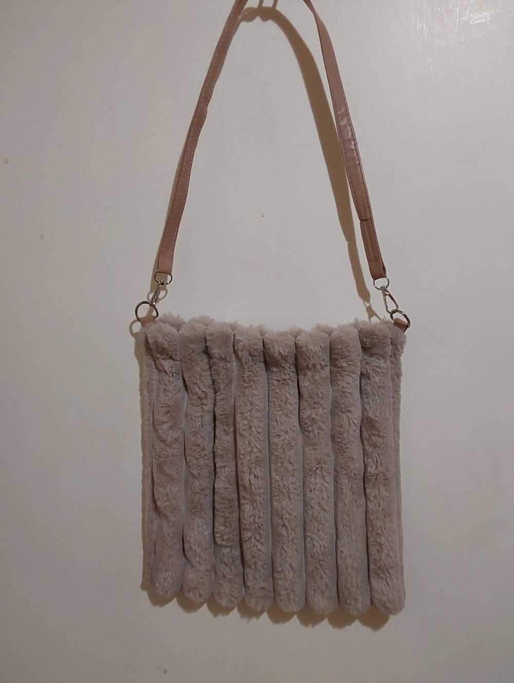 🌺 Like New Faux Fur Crossbody Bag in Light Beige